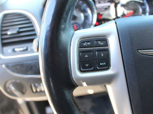 Used 2016 Chrysler Town & Country Touring w/ Driver Convenience Group image 17