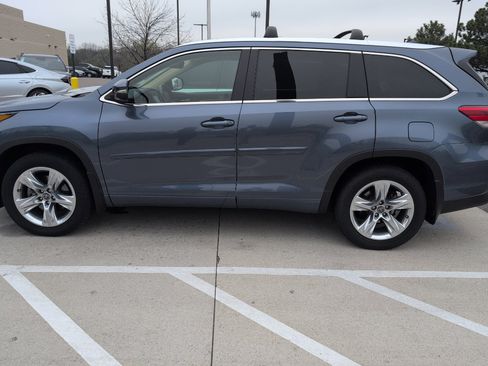 Used 2019 Toyota Highlander Limited w/ Protection Package #3 image 10