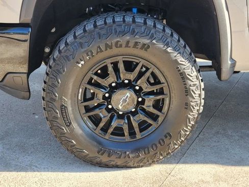 Used 2025 Chevrolet Silverado 2500 ZR2 w/ Technology Package image 19