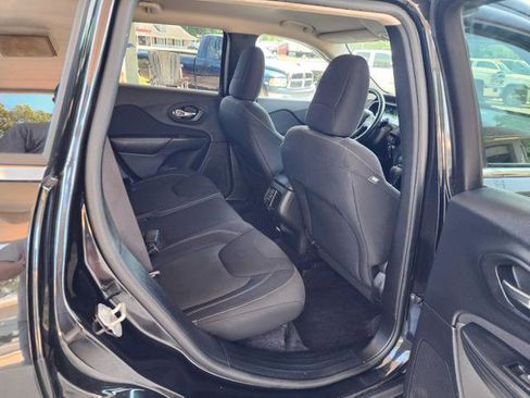 Used 2016 Jeep Cherokee Latitude w/ Cold Weather Group AWD/4WD image 15