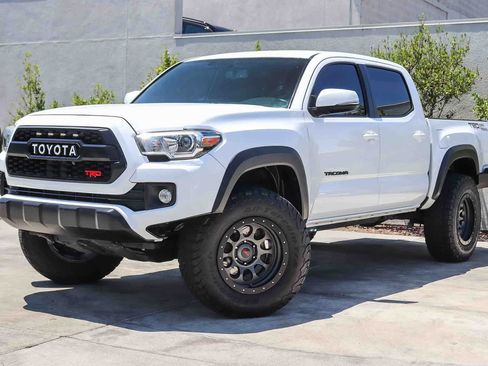 Used 2016 Toyota Tacoma TRD Off-Road w/ Towing Package RWD image 1