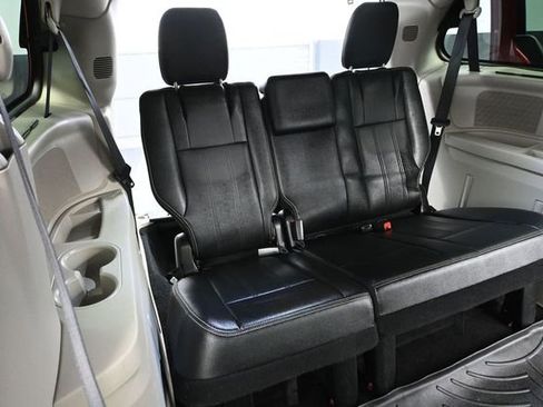 Used 2016 Chrysler Town & Country Touring-L FWD image 33