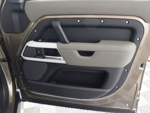Used 2020 Land Rover Defender 110 First Edition image 18