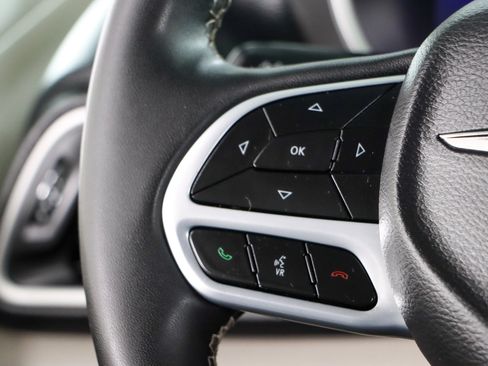 Used 2023 Chrysler Pacifica Touring-L FWD image 13