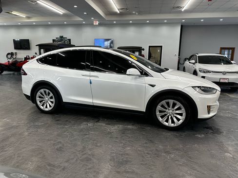 Used 2017 Tesla Model X 75D image 4