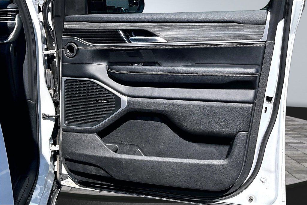 Certified 2024 Jeep Wagoneer L Series III w/ Flexible Seating Group AWD/4WD image 12
