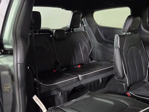 New 2026 Chrysler Pacifica Limited image 33