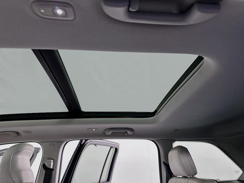 Used 2022 Jeep Grand Cherokee Overland w/ Advanced Protech Group III image 34