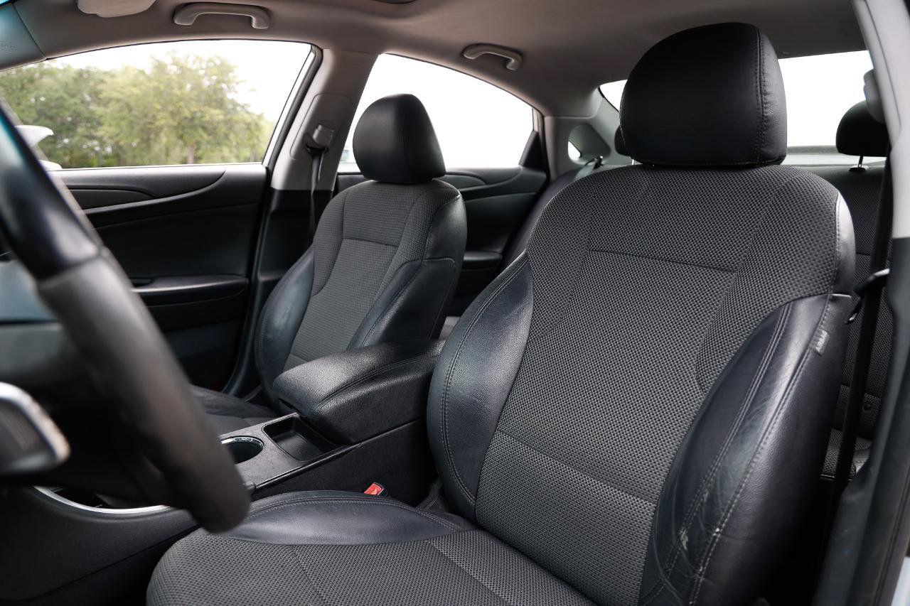 Used 2011 Hyundai Sonata SE w/ Navigation & Sunroof Pkg 4 FWD image 6
