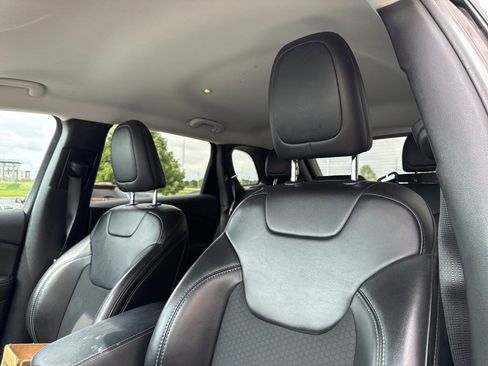 Used 2019 Jeep Cherokee Latitude Plus w/ Cold Weather Group AWD/4WD image 10