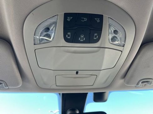 Used 2020 Chrysler Pacifica Touring-L image 31