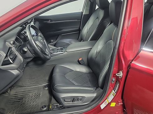 Used 2019 Toyota Camry XLE w/ Navigation Package image 17
