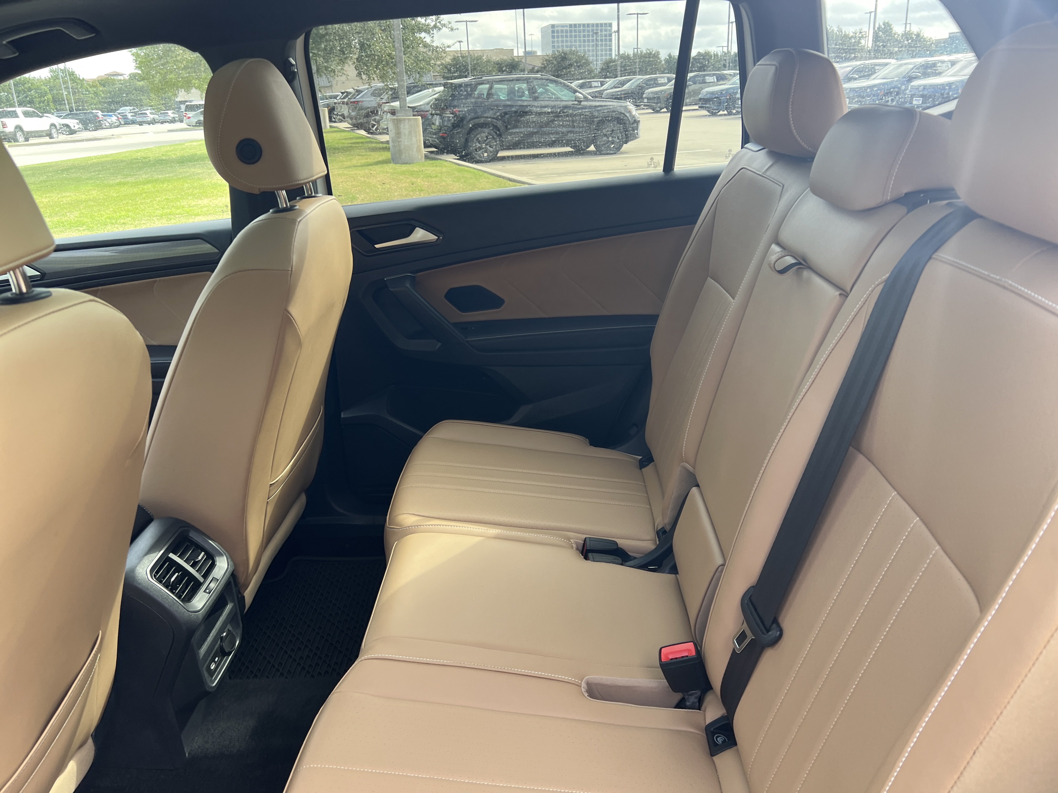 Used 2023 Volkswagen Tiguan SE w/ Panoramic Sunroof Package FWD image 27