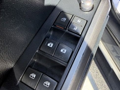 Used 2017 Toyota Tacoma TRD Off-Road image 16