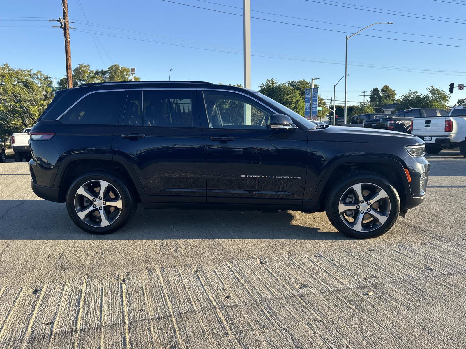 Used 2023 Jeep Grand Cherokee 4WD 4xe w/ Luxury Tech Group II image 2
