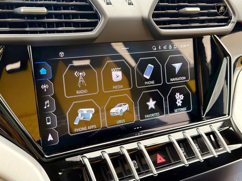 Used 2022 Lamborghini Urus AWD/4WD image 34
