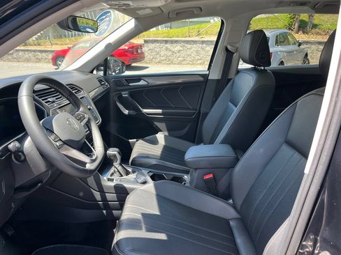Used 2023 Volkswagen Tiguan SE w/ Panoramic Sunroof Package AWD/4WD image 10