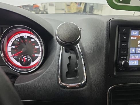 Used 2018 Dodge Grand Caravan SE w/ UConnect Hands-Free Group image 14