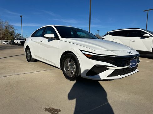 Used 2025 Hyundai Elantra SE image 3