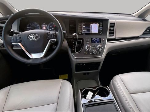 Used 2018 Toyota Sienna XLE Premium FWD image 14