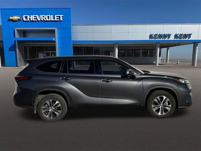 Used 2020 Toyota Highlander XLE AWD/4WD image 3