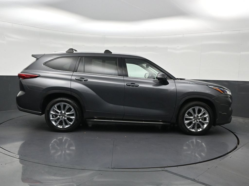 Used 2023 Toyota Highlander Limited FWD image 7