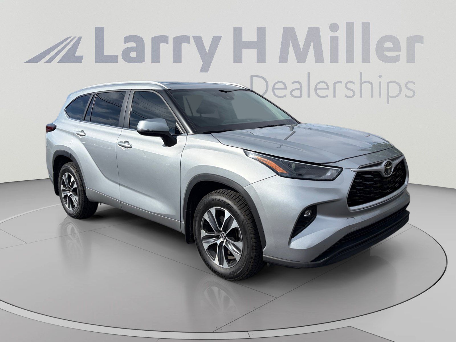 Used 2024 Toyota Highlander XLE AWD/4WD image 7