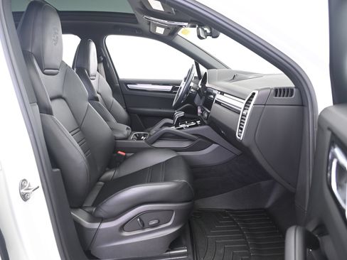 Certified 2023 Porsche Cayenne Platinum Edition AWD/4WD image 23