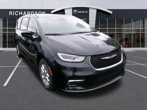 Used 2023 Chrysler Pacifica Touring-L FWD image 4
