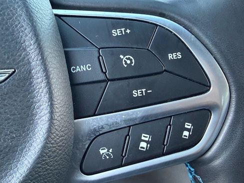 Used 2021 Chrysler Pacifica Touring-L FWD image 32