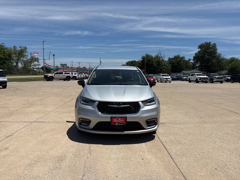 Used 2024 Chrysler Pacifica Touring-L FWD image 8