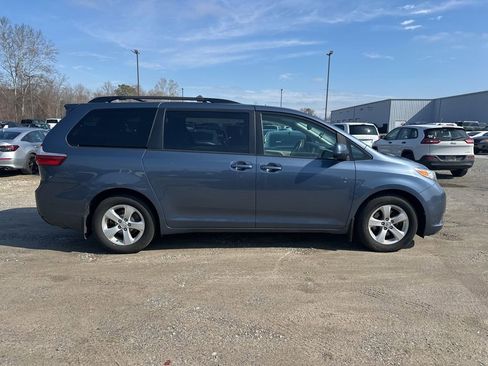Used 2017 Toyota Sienna LE image 6