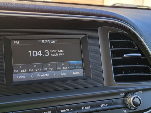 Used 2019 Hyundai Elantra SE image 31