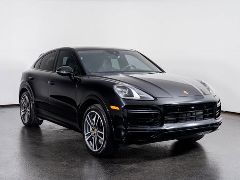 Used 2023 Porsche Cayenne Turbo image 4