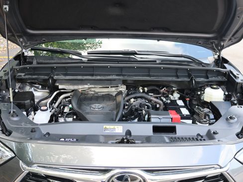 Certified 2024 Toyota Highlander Limited AWD/4WD image 14