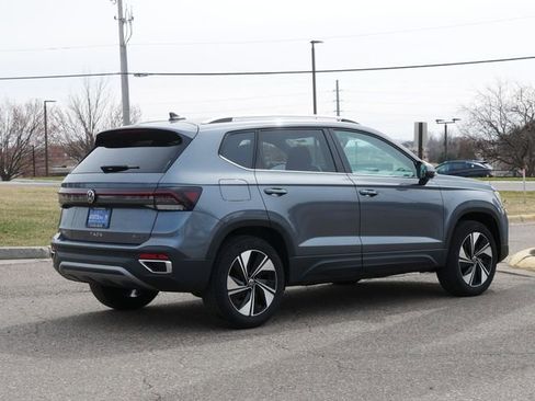 Used 2025 Volkswagen Taos SE AWD/4WD image 7