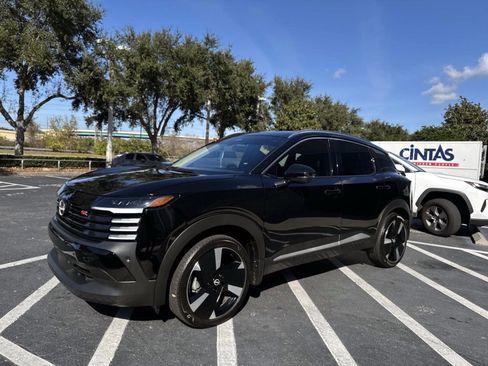 Used 2025 Nissan Kicks SR image 5