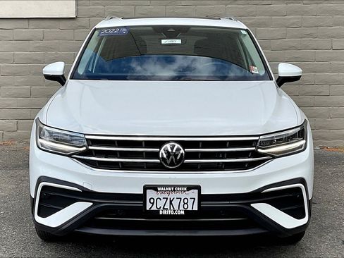 Certified 2022 Volkswagen Tiguan SE w/ Panoramic Sunroof Package image 2