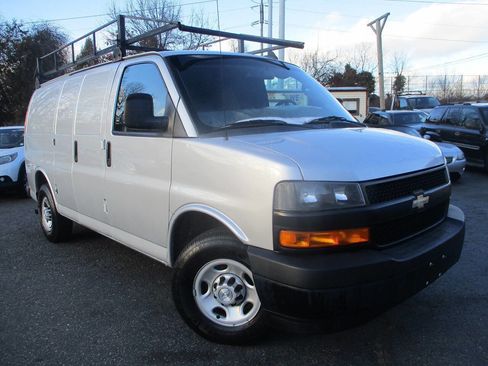 Used 2018 Chevrolet Express 2500 image 2