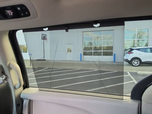 Used 2024 Chrysler Pacifica Touring-L FWD image 27