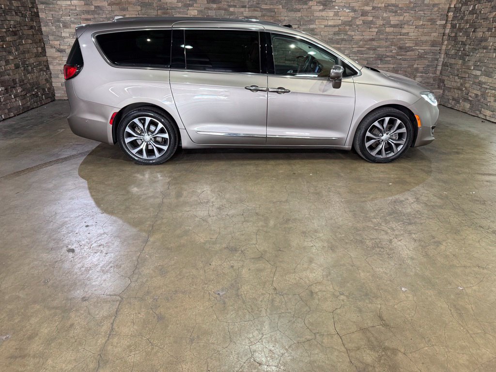 Used 2017 Chrysler Pacifica Limited w/ UConnect Theater Package FWD image 4