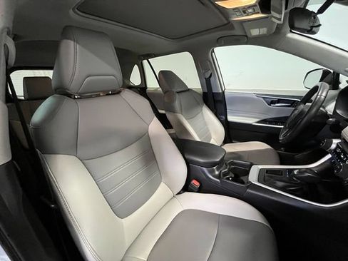 Used 2019 Toyota RAV4 XLE Premium w/ Cold Weather Package FWD image 9