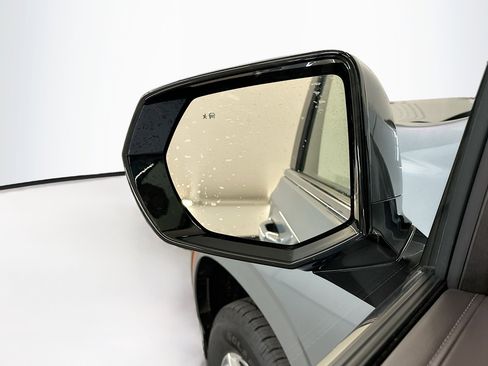 Used 2025 Chevrolet Suburban LT image 16