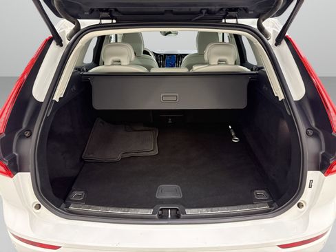 Used 2022 Volvo XC60 B5 Momentum image 9