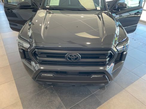 Certified 2025 Toyota Tacoma SR5 AWD/4WD image 23