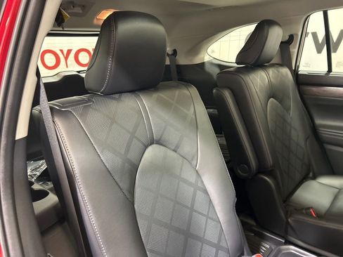 Used 2024 Toyota Highlander Platinum AWD/4WD image 18
