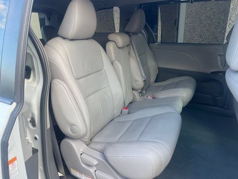 Used 2017 Toyota Sienna XLE Premium FWD image 18