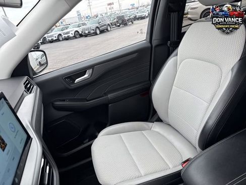 Used 2025 Ford Escape SE FWD image 17