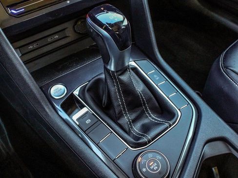 Used 2022 Volkswagen Tiguan SE w/ Panoramic Sunroof Package image 24