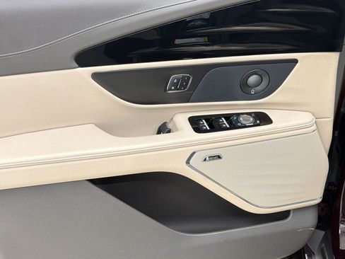 Used 2025 Lincoln Nautilus Reserve AWD/4WD image 12
